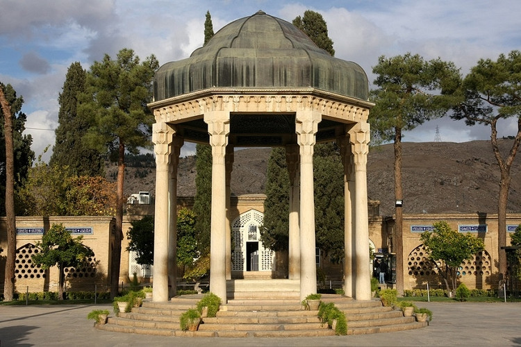 عکس آرامگاه خواجه شمس‌الدین محمد بن بهاءالدّین حافظ شیرازی